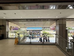Lucky Plaza (D9), Retail #576194151